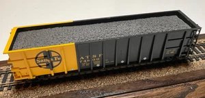Góndola Athearn HO Santa Fe ATSF 74899 50’ Thrall lado alto negra/amarilla suelta - Imagen 1 de 10
