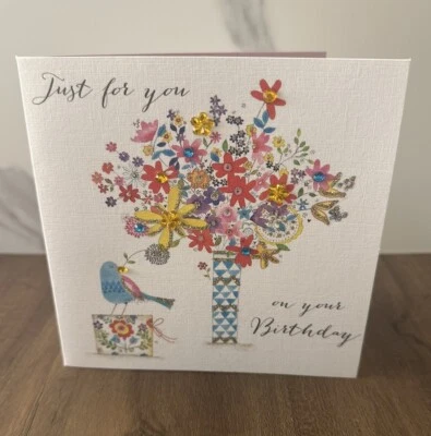 Tarjeta de cumpleaños Second Nature con pájaro y florero floral - Disfruta de tu día especial Foto 1 de 4