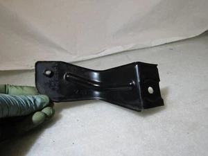 VW Passat B5.5 TDI 1.9 left front wing panel quarter panel mount bracket - Picture 1 of 4