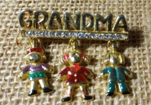 Vintage Brosche goldfarben Oma Anstecknadel mit 3 Kindern & Strasssteinen - Bild 1 von 3