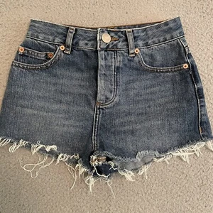 Asos Denim Womens Frayed Cutoff Button Fly Shorts Medium Wash Mid Rise Size 0 - Picture 1 of 9
