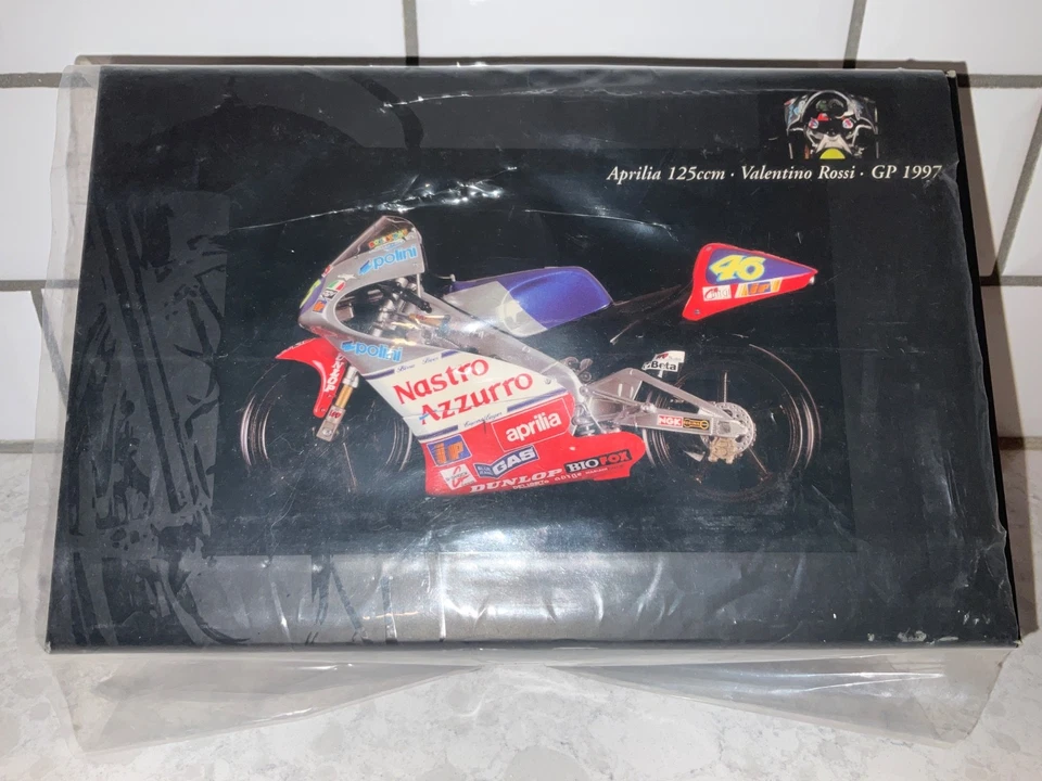 Minichamps Aprilia RSW 125 Nastro Azzurro 1997 Valentino Rossi 122970046 em escala 1/12 - Imagem 1 de 4