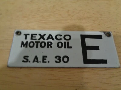 TEXACO OIL COMPANY MOTOR OIL PORCELAIN TANK TAG E S.A.E. 30 4" X 1-1/2" ORIGINAL - Image 1 of 2