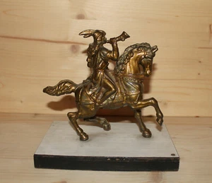 Statuina cavaliere in metallo con corno vintage fatta a mano - Foto 1 di 12