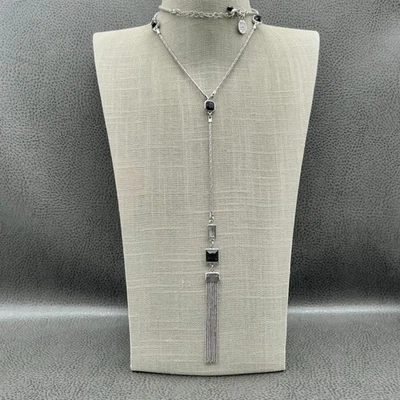 Colgante Borla Lariat Tono Plata Mercado Negro Casa Blanca Cuentas Negras Cadena Larga Foto 1 de 4