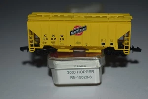 N Scale Red Caboose Chicago & Northwestern Twin Bay Covered Hopper C52396 - Picture 1 of 2