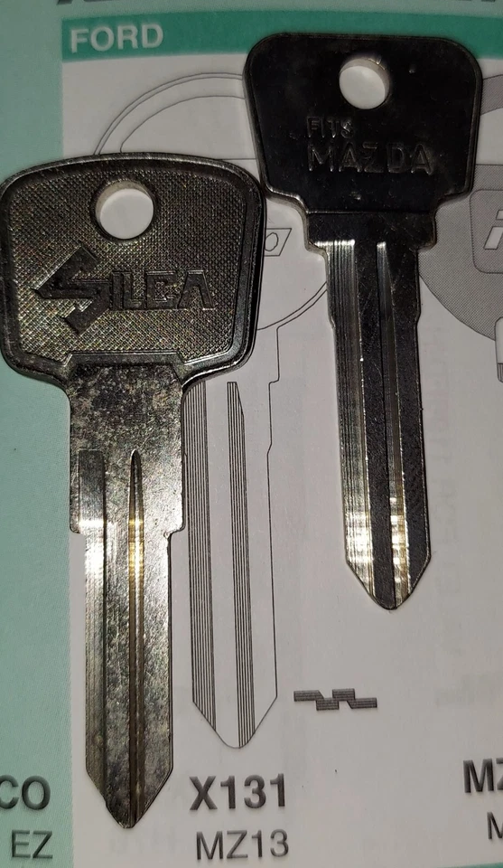 Ford, Mazda, X131, MZ13, MZ14, MZ15, HU37, llave vintage en blanco. Foto 1 de 1