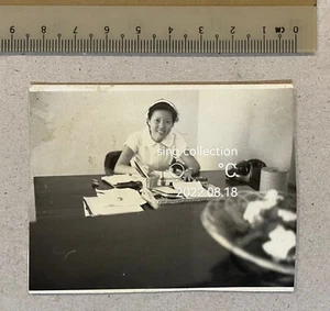 Foto pequeña vintage china enfermera en blanco y negro - Imagen 1 de 2