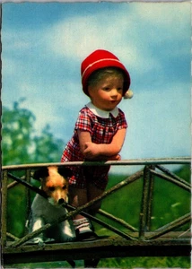 Muñeca niña con perro juguete en puente ALEMANIA 4x6 postal - Imagen 1 de 2