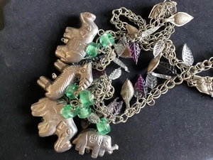 Collar con dije vintage raro. Color plata. Hermosos elefantes tridimensionales. - Imagen 1 de 7