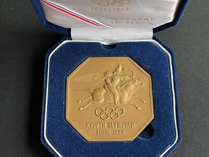 1988 Seoul Summer Olympics Bronze Participation Press Medal with Blue Case - Picture 1 of 6