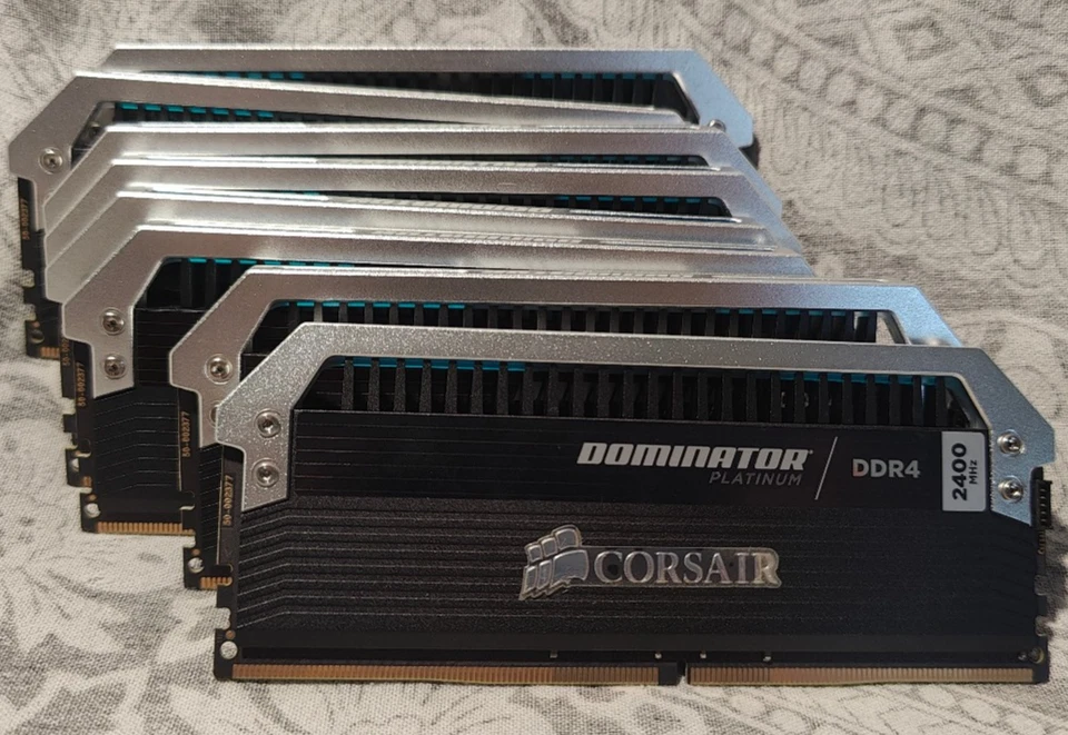 Kit de memoria RAM DDR4 Corsair CMD64GX4M8A2400C14 Dominator Platinum 64 GB (8x8 GB) Foto 1 de 4