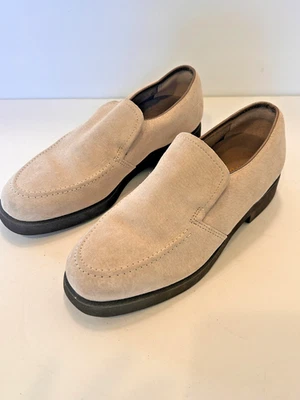 New READ Hush Puppies Slip on Loafer Women Shoe Size 7 Beige Suede leather - Image 1 of 4