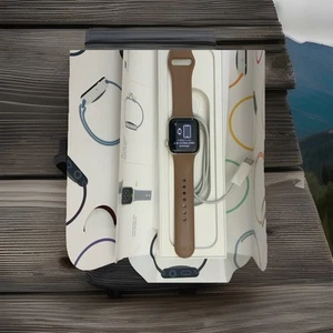 Apple Watch SE (2e génération) 40 mm boîtier en aluminium doré - Photo 1 sur 7