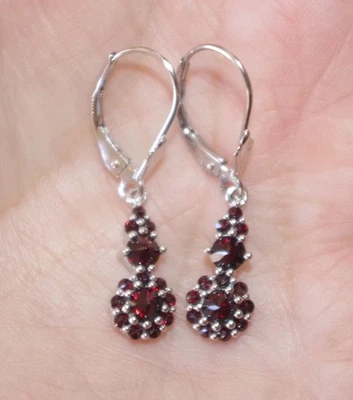 Pendientes pequeños alargados de oro blanco de 14 quilates y granate de ley con palanca trasera Foto 1 de 4