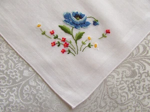 Vintage bianco Hankie Petit Point ricamato fiori multicolore  - Foto 1 di 4