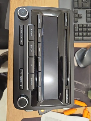 Radio Autoradio RCD 310 CD MP3 VW Eos Golf 6 Passat Tiguan Touran 5M0035186J - Bild 1 von 3