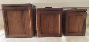 Goodwood Bidoni da Cucina Portaoggetti in Legno di Teak Set di 3 Scatole in Legno con Coperchio MCM - Foto 1 di 21