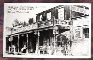 KNOTT’S BERRY PLACE, Buena Park ~ GENERAL MERCHANDISE STORE ~ ECHTFOTO Postkarte - Bild 1 von 2