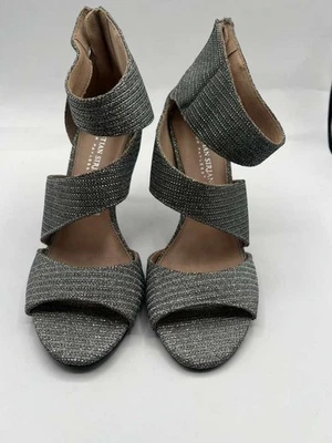 Туфли-лодочки Christian Siriano серебристые мерцающие на каблуках 3,5 дюйма с открытым носком и ремешком на лодыжке 8 - Изображение 1 из 4