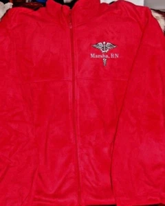 Chaqueta Bordada Personalizada Caduceus RN Enfermera Vellana Roja con Cremallera Completa TALLA REGULAR - Imagen 1 de 10