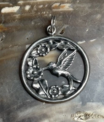 Colgante de colibrí y flores Jezlaine de plata de ley Foto 1 de 4