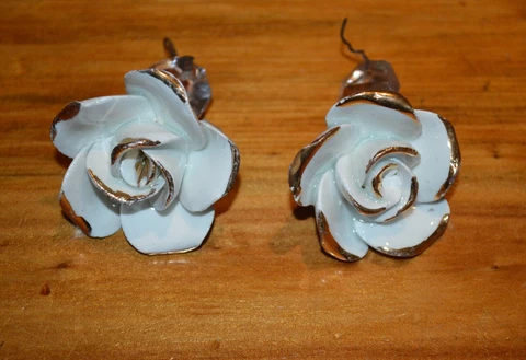 A PAIR OF CAPODIMONTE PORCELAIN CHANDELIER ROSES WHITE /GOLD RIM CIRCA 1945 Cover