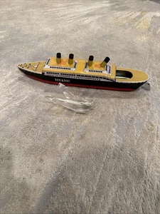 GIOCATTOLO VINTAGE LATTA NAVE DA CROCIERA TITANICA ~ RARO ~ BRUCIATORE ALCOOL PUTT-PUTT ~ SI MUOVE BARCA senza scatola - Foto 1 di 16