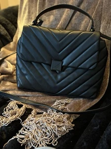SEHR GEPFLEGTE, SCHÖNE DKNY BAUSCHIGE HANDTASCHE. KEIN LEDER. Abnehmbarer Umhängegurt. - Bild 1 von 11