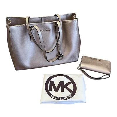 MICHAEL KORS CHARLOTTE BOLSO DE HOMBRO GRANDE CON CREMALLERA CARTERA BOLSO PARA EL POLVO MK DORADO USADO EN EXCELENTE ESTADO Foto 1 de 4