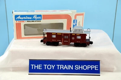 AMERICAN FLYER 48700 SOUTHERN PACIFIC LIGHTED BAY WINDOW CABOOSE. S GAUGE. NIB. - Image 1 of 4