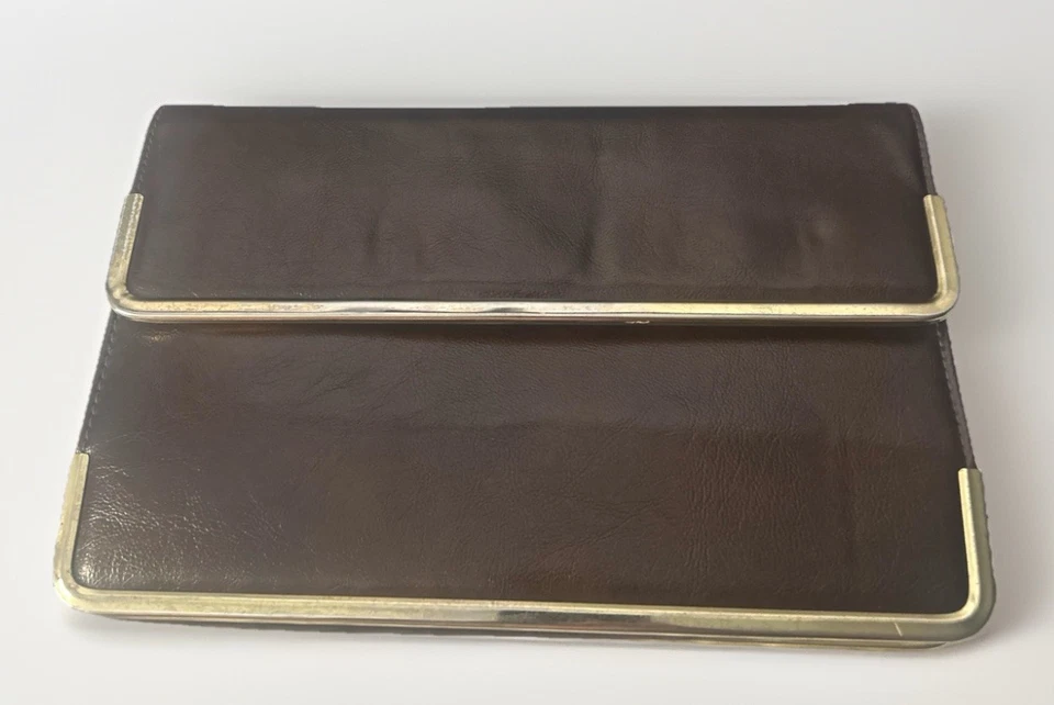 Bolso sin asas de hombro vintage Markay de cuero marrón con adornos de latón años 50 EE. UU. MB Logo Foto 1 de 4