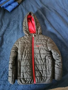 NIKE Boy's Hooded Puffer Jacket Coat Swoosh Logo Black Red Size 4-5 Years - Picture 1 of 6