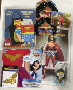 Lote Delantal Mujer Maravilla Tutú Parche Llavero Gafas Póster Impresión Can Hugger DC B - Imagen 1 de 1