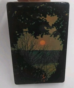 Baraja de cartas vintage sellada vista al atardecer árboles - Imagen 1 de 14