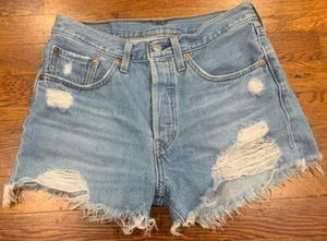 Pantaloncini jeans Levis 501 Juniors taglia 26 effetto invecchiato tagliati con bottoni - Foto 1 di 5
