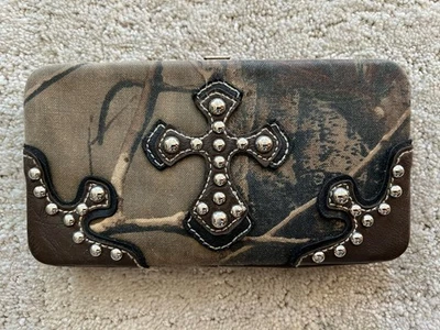 Cartera Realtree Camuflaje Adornada Cruz Snap Mujer’s Country Foto 1 de 4
