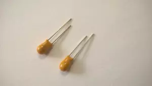 YMQ85 Qtà 20 pezzi AVX TAP106K035SCS Condensatore al Tantalio 10uF 35V 10% Radiale - Foto 1 di 2