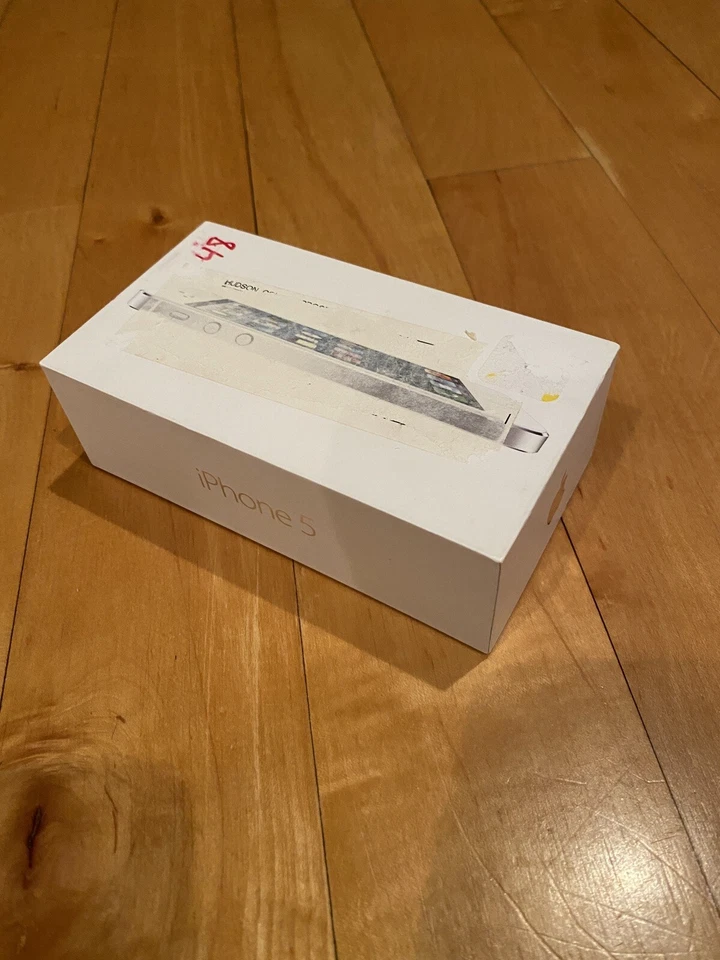 *RARE iOS 6.0* Apple iPhone 5 - 16GB - White & Silver (AT&T) - Image 1 of 4