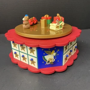 Avon Christmas Is Coming Calendario dell'Avvento Albero Base Musicale con Cassetti SOLO 1996 - Foto 1 di 9