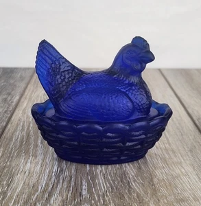Kobaltblau Satiniert Glas Mini Henne auf Nest bedeckt Süßigkeiten Schale 3,5" - Bild 1 von 8