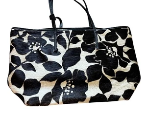 Bolso de Hombro Claudia Firenze Cuero Negro Blanco Pelo de Becerro Floral 18" - Imagen 1 de 6