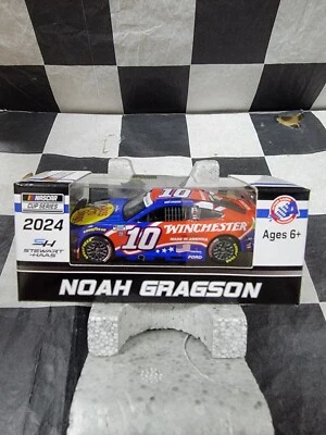 Noè Gragson #10 Basso Pro Negozio Salutes, 2024 Mustang 1:64 Scala C102465SALNG - Immagine 1 di 4