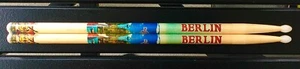 2017 HARD ROCK CAFE BERLIN CITY TEE ART DRUMSTICKS - Bild 1 von 2
