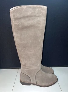 Botas de montar para mujer UGG® Gracen de gamuza con tacón ancho, 1017344 talla 7,5 - Imagen 1 de 8