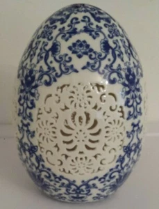 Chinese old Blue and White porcelain Egg shape Openwork carving art - Picture 1 of 4
