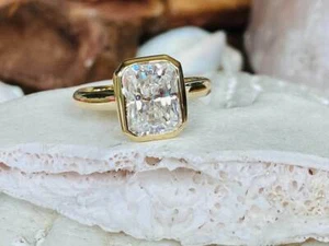 Anillo de compromiso de boda de piedra moissanita de corte radiante de 4 quilates oro amarillo sólido de 14 quilates - Imagen 1 de 10
