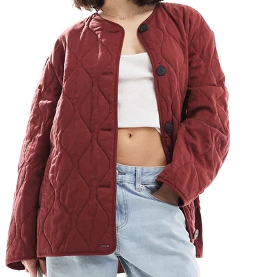 Chaqueta acolchada sin cuello con dobladillo de delfín de diseño de Asos en rojo oscuro talla S nueva con etiquetas Foto 1 de 4