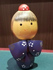 Anonyme lila Yukata Sosaku Kokeshi japanische Puppe/Saal  - Bild 1 von 9