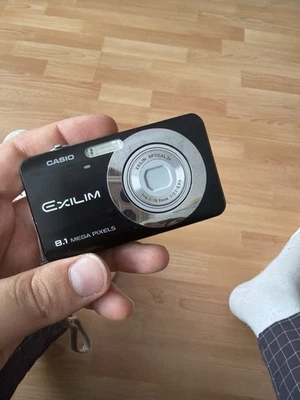 Casio Exilim EX-Z8 Digital Kamera 8,1 Megapixel - Bild 1 von 4